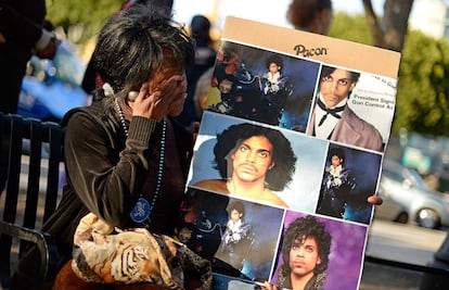 Una mujer llora la muerte del cantante Prince en Los Angeles, California. 