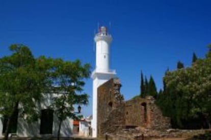 El Faro es uno de los emblemas de Colonia de Sacramento, que dista solo 50 km de Buenos Aires.