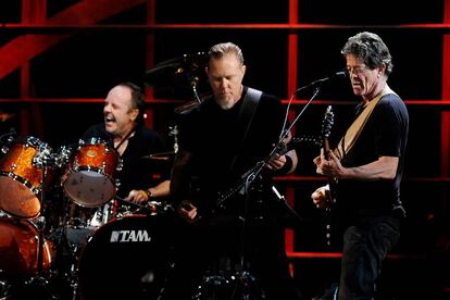 A ver quién es más duro: Metallica tocando junto a Lou Reed (derecha).