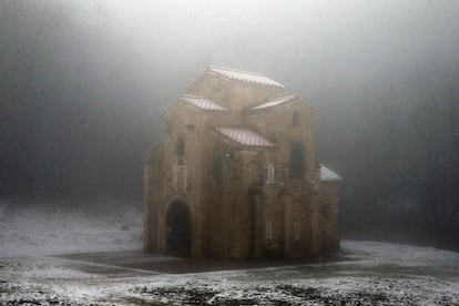 El monumento prerrománico de Santa María del Naranco nevado en Oviedo (España). 