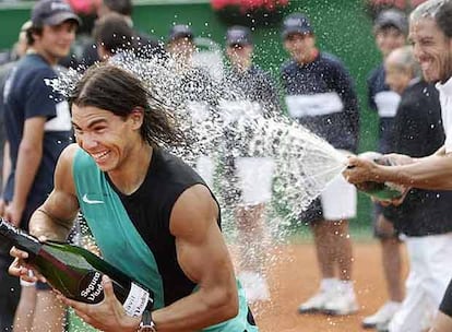 Roger Federer lo volvió a intentar en la final de Roland Garros de 2006 aunque fue incapaz de doblegar a Nadal que terminó el torneo con la copa de campeón y sumando su victoria número 60.