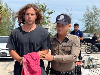 Daniel Sancho, escoltado por un policía tailandés el pasado 7 de agosto en la isla Koh Samui de Tailandia.