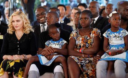 Madonna con sus cuatro hijos adoptivos durante la inauguraci&oacute;n de un hospital en Malaui. De izquierda a derecha: David Banda, Mercy James y las gemelas Estere y Stella.