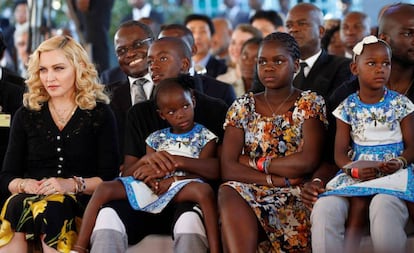 Madonna con sus cuatro hijos adoptivos durante la inauguración de un hospital en Malaui. De izquierda a derecha: David Banda, Mercy James y las gemelas Estere y Stella.