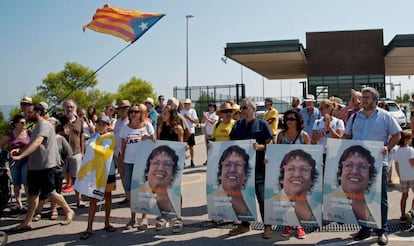 Un grupo de independentistas se manifiesta en apoyo a los políticos catalanes en prisión preventiva este miércoles frente a la prisión de Puig de les Basses.