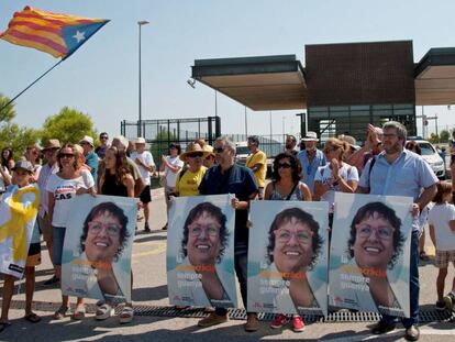 Un grupo de independentistas se manifiesta en apoyo a los políticos catalanes en prisión preventiva este miércoles frente a la prisión de Puig de les Basses.