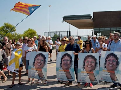 Un grupo de independentistas se manifiesta en apoyo a los políticos catalanes en prisión preventiva este miércoles frente a la prisión de Puig de les Basses.