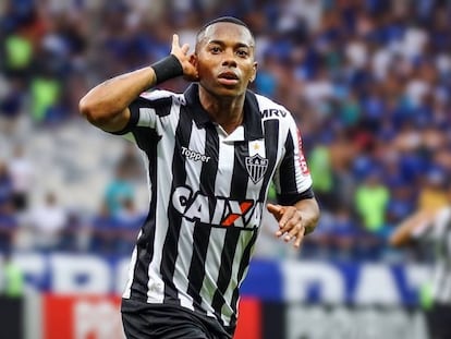 Robinho, disputado por Atlético e Santos, apesar de condenação por estupro.