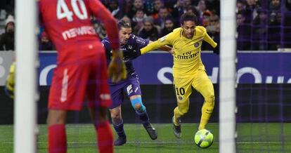 Neymar conduce el balón entre Cahuzac y Lafont, portero del Toulouse.