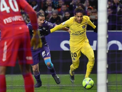 Neymar conduce el bal&oacute;n entre Cahuzac y Lafont, portero del Toulouse.