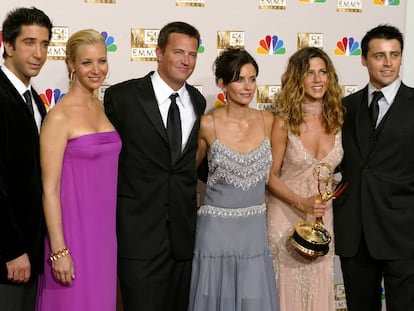 David Schwimmer, Lisa Kudrow, Matthew Perry, Courteney Cox, Jennifer Aniston y Matt LeBlanc, en septiembre de 2002, en los premios Emmy celebrados en Los Ángeles, California. Ese año ganó los de Mejor comedia y Mejor actriz, que se llevó Jennifer Aniston.