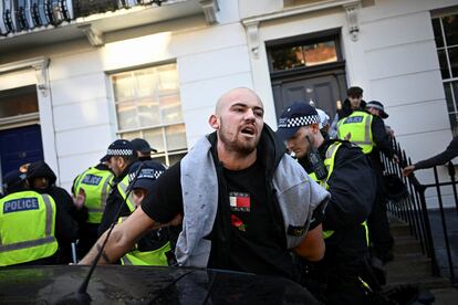 Un hombre es detenido por intentar reventar la manifestación en apoyo a Palestina celebrada este sábado en Londres. 