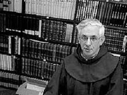 El fraile Juan Ignacio Larrea hojea un libro en Arantzazu.