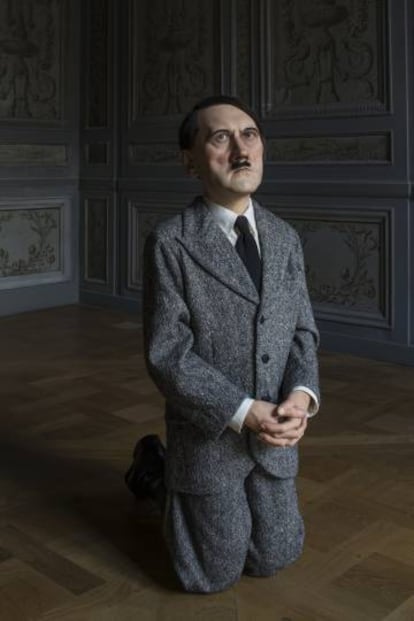 Hitler arrodillado de Cattelan.