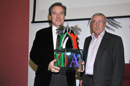 Iñaki Gabilondo recibe el Premio a la Libertad de Expresión de manos de Ignacio Fernández Toxo, secretario general de de CC.OO.
