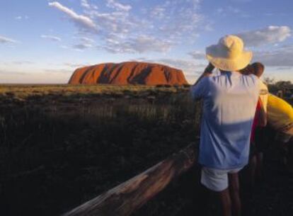 El Uluru (Ayers Rock), en Australia, recibe 400.000 visitantes cada año.