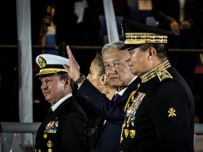 El presidente Andrés Manuel López Obrador saluda durante la ceremonia del Bicentenario de la Independencia de México, el pasado lunes.