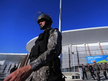 Integrante da For&ccedil;a Nacional em instala&ccedil;&atilde;o Ol&iacute;mpica no Rio.