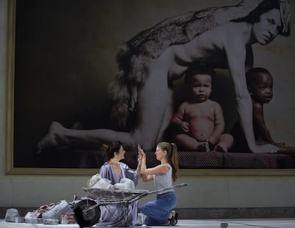 Las Lucrecias de María Hinojosa Montenegro y Manuela Velasco, en ‘La violación de Lucrecia’, en el Teatro de la Zarzuela.