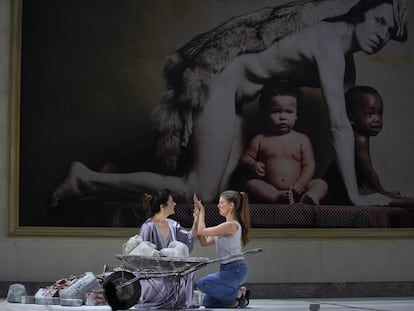 Las Lucrecias de María Hinojosa Montenegro y Manuela Velasco, en ‘La violación de Lucrecia’, en el Teatro de la Zarzuela.