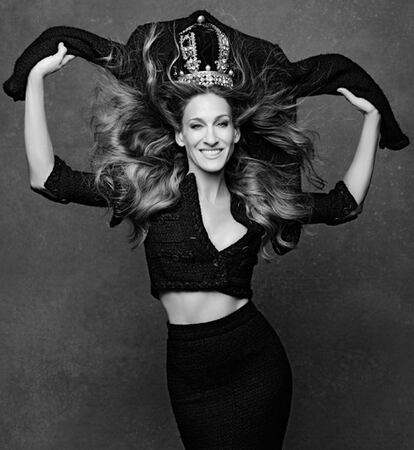 La actriz Sarah Jessica Parker, con chaqueta ajustada y falda de Chanel