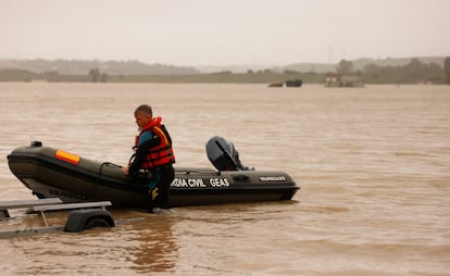 Un agente del GEAS introduce una zodiac en el río Guadalete para proceder a inspeccionar la zona.