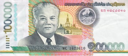 Un billete de 100.000 kip de Laos. El Banco Central de este país asiático emitió dos series de este billete de alta denominación. Una, en 2010, para conmemorar los 450 años de la fundación de la capital del Estado, Vientianne, la capital. Y otro, en 2011, para celebrar el 35 aniversario del establecimiento de la República Democrática Popular. En realidad, el billete de más valor usado habitualmente en este país es el de 50.000 kip, que equivale a 5,4 euros.