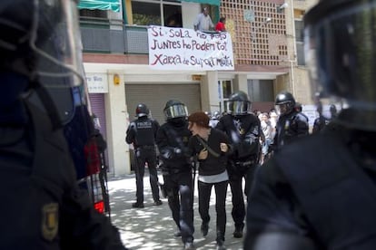 Mossos d'Esquadra en un deshaucio en el barrio del Clot de Barcelona