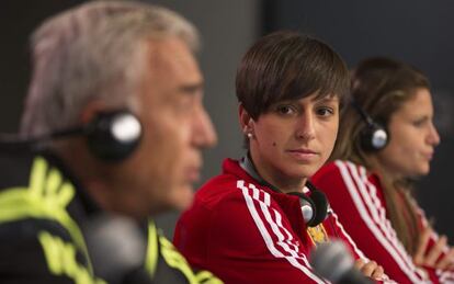 Marta Corredera, en el centro, junto a Quereda, en una rueda de prensa del Mundial de Canadá. 