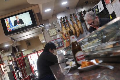 Un cliente en la barra de un bar en Madrid, un día antes de los cierres de los establecimientos.