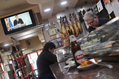 Un bar un día antes del cierre, a las doce de la noche de este viernes, de toda la hostelería en Madrid por el coronavirus.