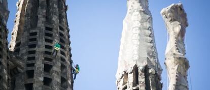 Un momento de la acción de los activistas de Greenpeace en la Sagrada Familia.