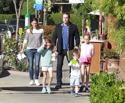 Jennifer Garner y Ben Affleck, paseando con sus tres hijos por Los Ángeles en noviembre de 2015, cuando la pareja ya había anunciado su separación.