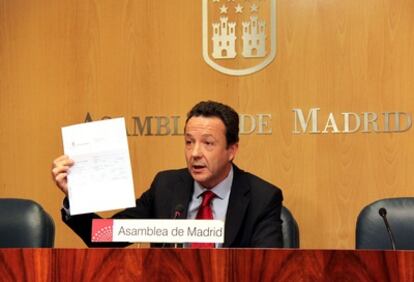 El diputado del PP Iñigo Henríquez de Luna muestra su sueldo.