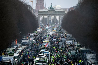 Cientos de agricultores protestan en Berlín el 15 de enero por la decisión del Gobierno alemán de acabar con algunas ayudas al campo como la subvención al diésel.