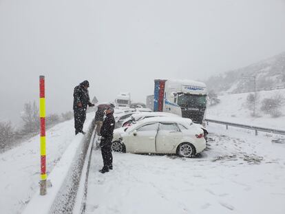 Unos 50 vehículos se han visto implicados en varios choques en cadena que se han sucedido en un tramo nevado de dos kilómetros en la autovía A-1 dirección a Burgos, a la altura de la localidad madrileña de Somosierra.