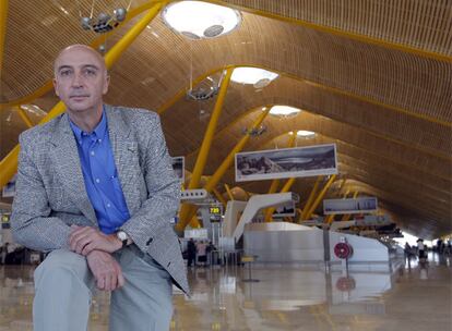 Jos Sanz, director adjunto del aeropuerto de Barajas, en la Terminal 4.