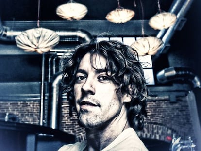 El actor Adrián Lastra, en el bar La Tournée.