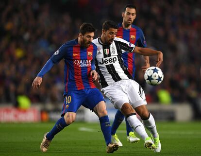 Lionel Messi (izquierda), del Barcelona, lucha por el balón con Sami Khedira.