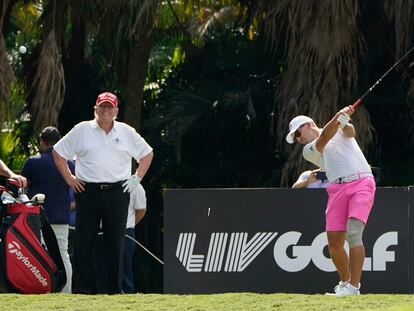 Donald Trump, a la izquierda, ve entrenarse este jueves a Sergio García.