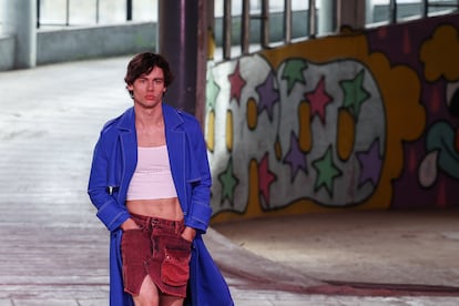 Un modelo con uno de los diseños del español Víctor Huarte, que presentó su nueva colección en Portugal Fashion el 18 de marzo de 2023 en Oporto.