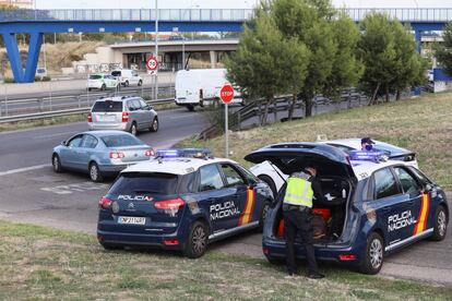 Control de la Polica Nacional en un acceso a la A-3 por el barrio de Vallecas por el nuevo estado de alarma de la capital y de otros ocho municipios. 
