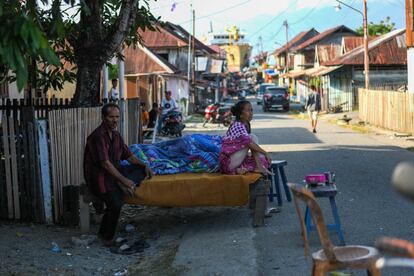 Los supervivientes del terremoto descansan en un catre en Wani (Indonesia).