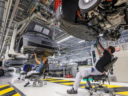 Dos trabajadores en una planta de ensamblaje de vehículos de Volkswagen en Zwickau (Sajonia, Alemania).