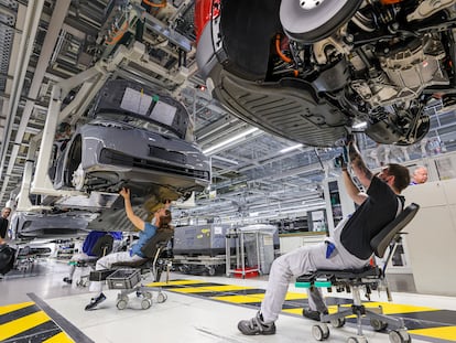 Dos trabajadores en una planta de ensamblaje de vehículos de Volkswagen en Zwickau (Sajonia, Alemania).