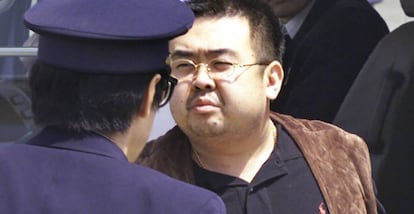 Kim Jong-nam escoltado no Japão, em 2001