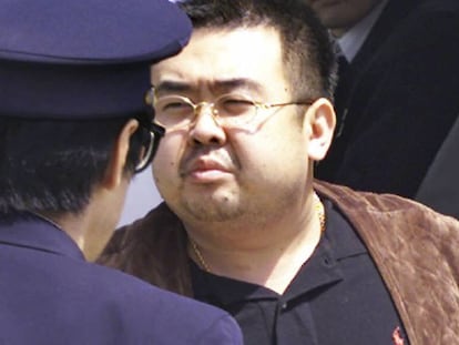 Kim Jong-nam, escoltado por la polic&iacute;a japonesa en el aeropuerto de Narita, en mayo de 2001.