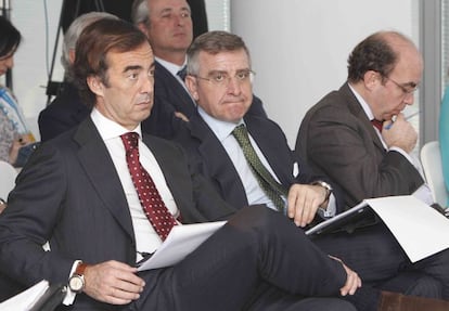 Juan Villar Mir, nuevo presidente de OHL, junto a Tom&aacute;s Garc&iacute;a Madrid, que ser&aacute; nombrado consejero delegado del grupo, y Juan Osuna, consejero delegado de OHL Concesiones.