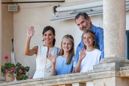 Sonrientes y vestidos de manera informal, los Reyes y sus hijas han posado para los medios.