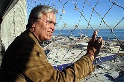 Joan Clos, observando el edificio de Jacques Herzog y la gran explanada del Fòrum que se asoma al mar.